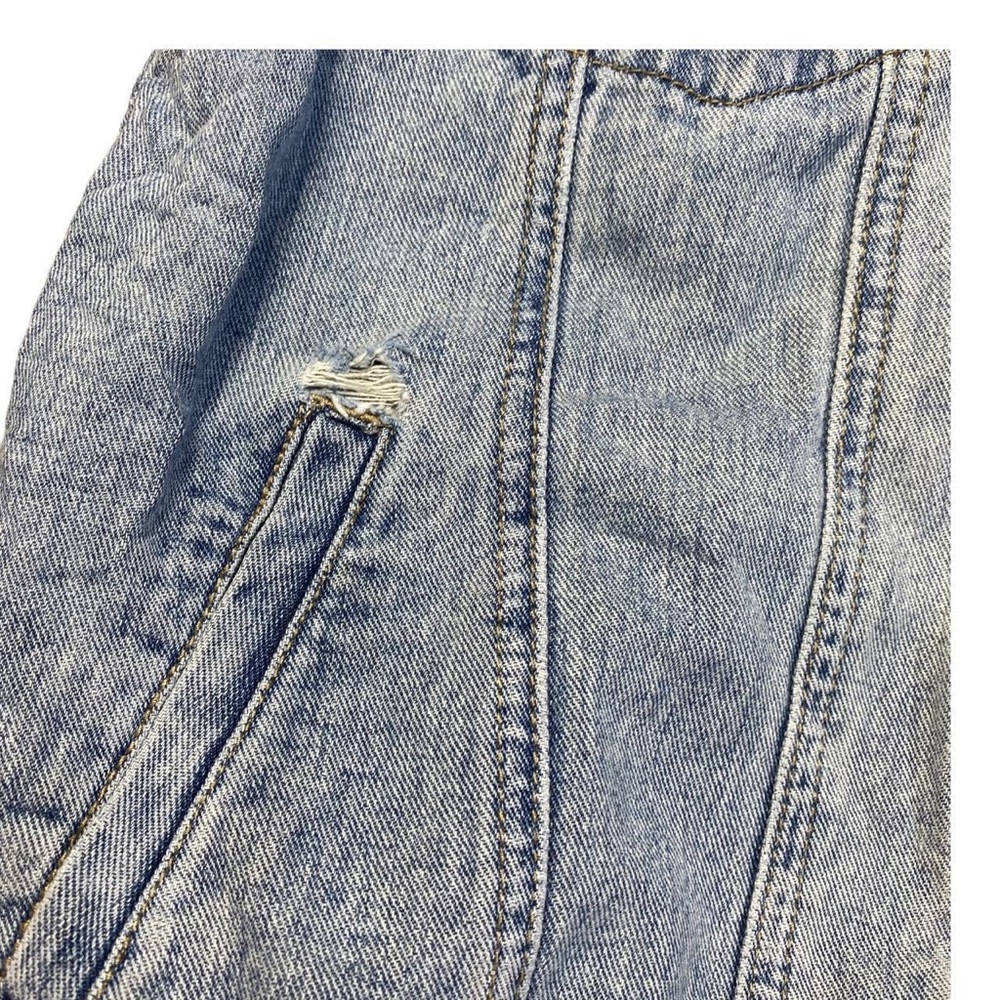Blue ripped Denim Jacket 
Forever 21

Size Medium - Picture 3 of 4